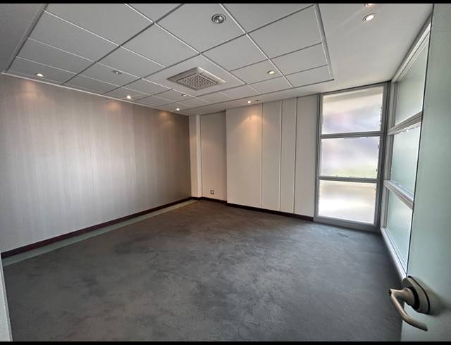 427M² OFFICE TO LET IN LYME PARK
